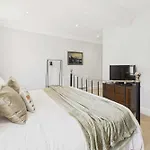 Host & - Thorneville House *