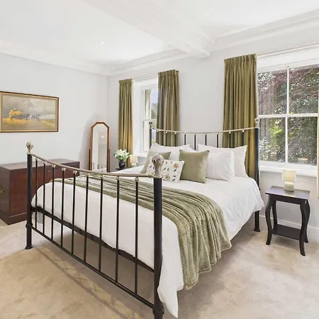 Host & - Thorneville House Knaresborough