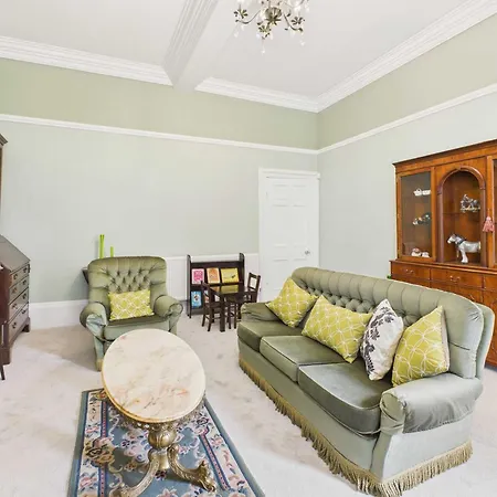 Host & - Thorneville House Knaresborough