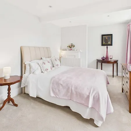 Host & - Thorneville House Knaresborough