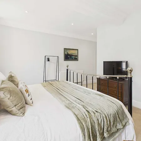 Host & - Thorneville House *