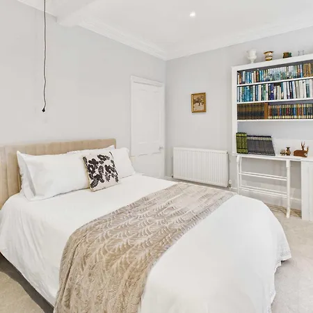 Host & - Thorneville House *